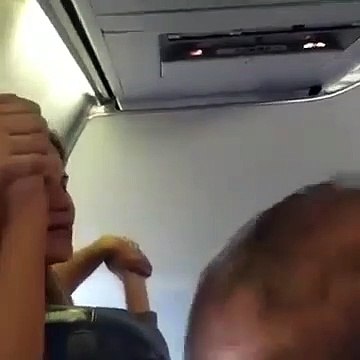 O motor do avião falhou e enquanto uns rezavam, outros bebiam uns copos