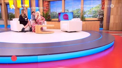 Ελένη: Η κάμερα την τσάκωσε να δείχνει προσωπικές φώτο της σε Ρέβη-Τότσικα!