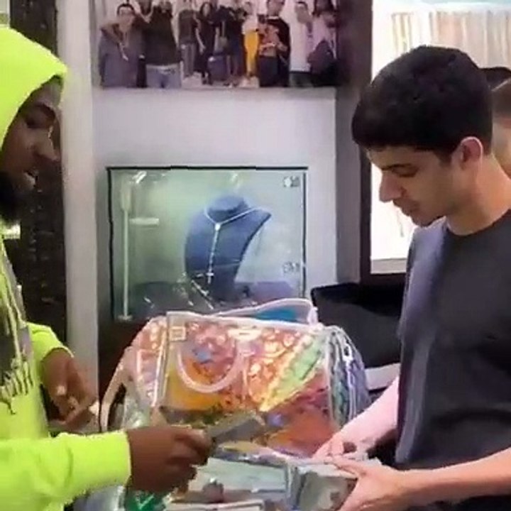 Davido fait des jaloux avec sa valise remplie de liasse de billets