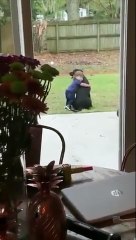 Un très beau câlin entre ce petit enfant et son chien