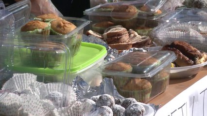 Nxënësit shesin ëmbëlsira për të mbledhur fonde për pesë familje skamnore - Lajme