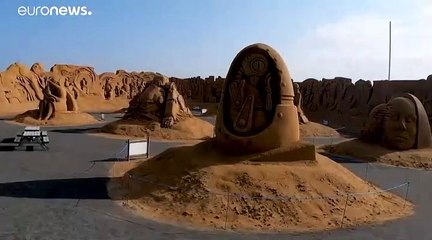 شاهد: نحت نماذج عدة للروبوت على جدار رملي بطول عشرات الأمتار في الدنمارك