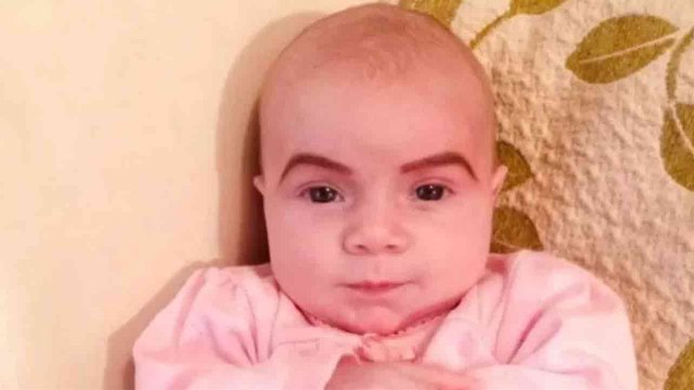 Une maman dessine les sourcils de son bébé au maquillage