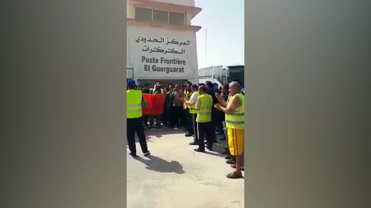 سائقو الشاحنات يحتجون على غلق معبر الكركرات الحدودي