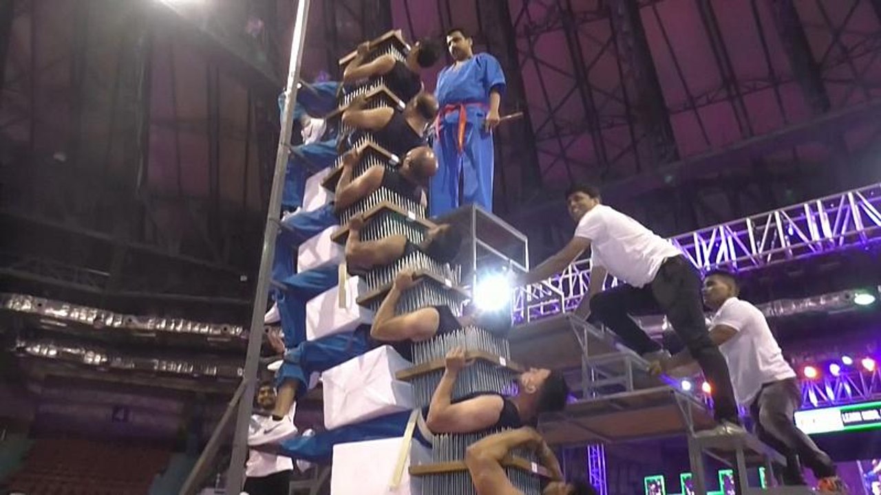 No Comment: Auf dem Stapel-Nagelbett ins Buch der Weltrekorde