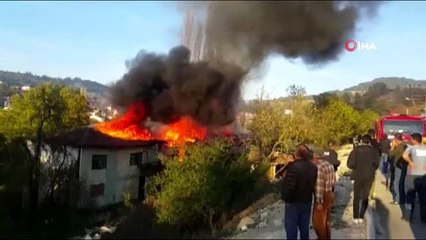 Keles'te üç ev alev alev yanarak kül oldu