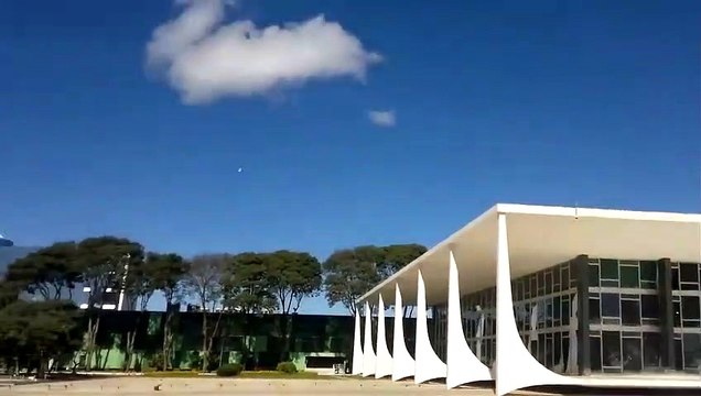 Impresionante : caza rompe cristales de un edificio al pasar por encima