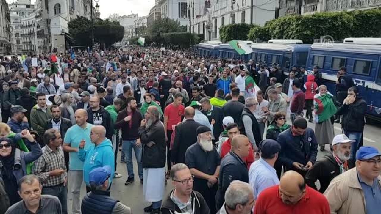 Cezayir'de "Buteflika rejimi temsilcileri" protesto edildi