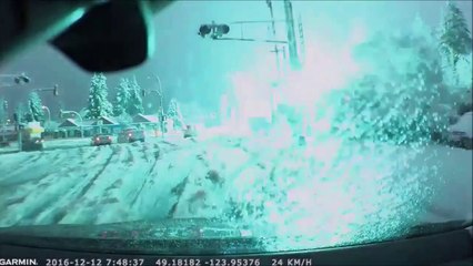 Une voiture cogne un poteau et crée un énorme arc électrique