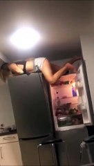 Elle grimpe sur son frigo en fin de soirée... Mauvaise idée