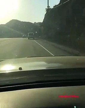 Cet automobiliste conduit avec le tuyau de la pompe à essence accroché à sa voiture !