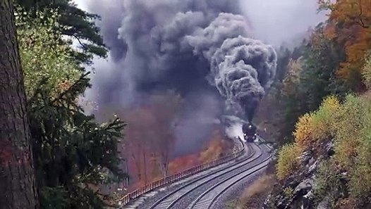 Regardez ce que dégage ce train à vapeur : nuage de pollution énorme ...