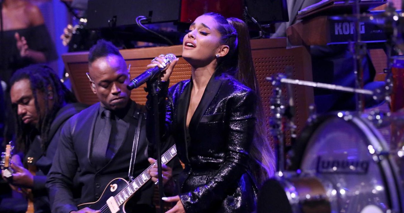 Ariana Grande Cries While Singing 'Natural Woman' in Powerful Tribute to Aretha Franklin
