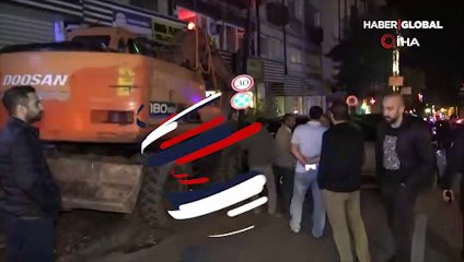 Freni boşalan iş makinesi 2 araca ve direğe çarptıktan sonra markete daldı