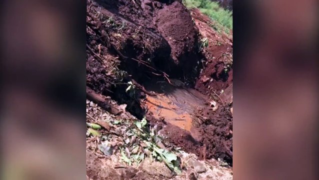 Cano da rede de esgoto estoura e moradores reclamam de mau cheiro