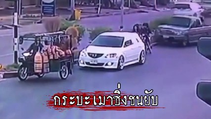 นาทีระทึก !! กระบะเมาซิ่งชน 3 คันรวด ขณะจอดติดไฟแดง