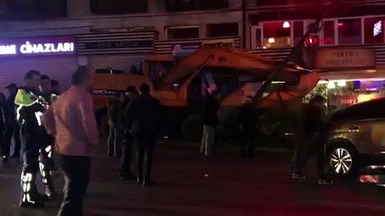 Bursa’da, freni boşalan iş makinesi restorana çarptı