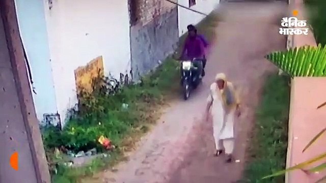 मंदिर से लौट रहीं बुजुर्ग महिला से लूट, रास्ता पूछने के बहाने 18 सेकंड्स में बालियां झपटकर बदमाश फरार