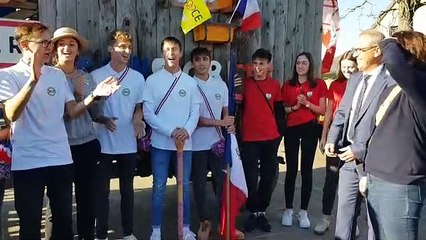 Les conscrits chantent pour la ministre