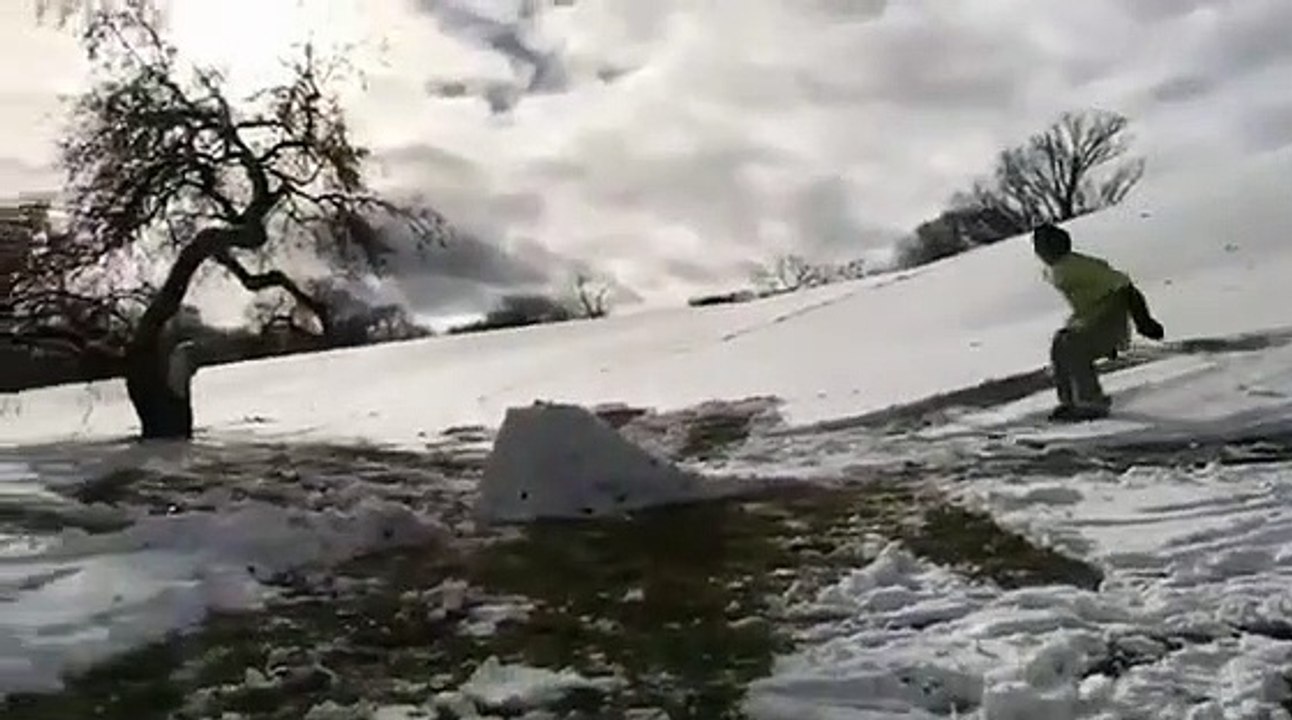 Backflip raté en skis, il s'étale sur le dos !