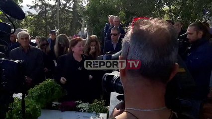 Nëna e Kacifas para varrit të djalit: Çohuni! Rrëmbeni bombat, pushkën e shpatat kundër diktaturës