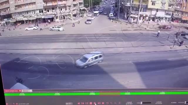 Polis aracı, yolun karşısına geçmeye çalışan engelliye siper oldu