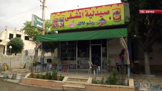 Türk askerleri Tel Abyad'da gıda yardımı yapıyor