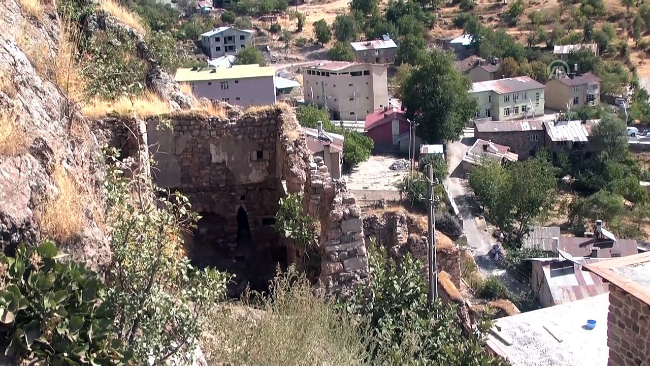 Çukurca'daki 4 asırlık taş evlerin restorasyonu sürüyor - HAKKARİ