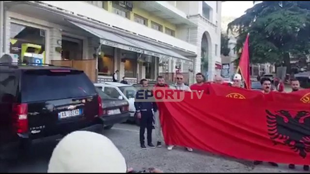 Me kenge patriotike dhe me flamuj shqiptar, protesta ne Gjirokaster ne 1 vjetorin e vrasjes Kacifas