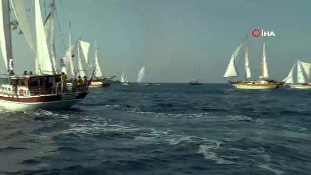 Kardak kayalıklarından geçen yelkenlileri Türk savaş gemisi korudu