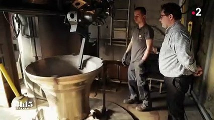 Le délicat travail d'accordage au millimètre d'une cloche conçue par la fonderie Paccard en Haute-Savoie