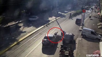 Motosiklet sürücüsünün iki aracın arasında kaldığı kaza kamerada