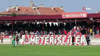 63 yaşındaki fanatik taraftar tek başına takımını destekledi