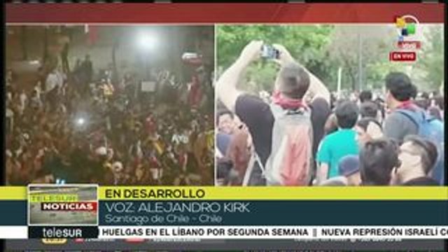 Carabineros reprimen pero chilenos continúan en las calles