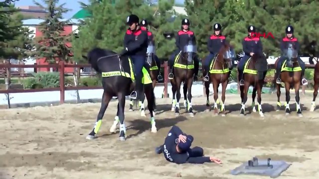 Atlı polisler böyle toplumsal olaylara böyle hazırlanıyor