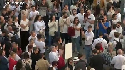 محتجون يدعون أطراف أزمة كتالونيا للحوار واليمين المتطرف ينظم مسيرة في مدريد