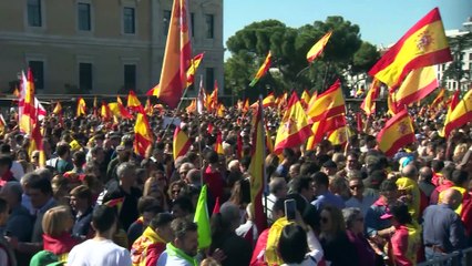 Vox llena la plaza de Colón donde muestra una bandera kilométrica