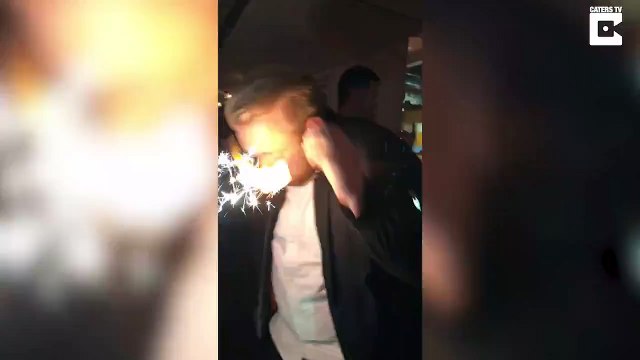 Tellement content d'avoir pris une bouteille en boite qu'il finit avec le feu au cheveux