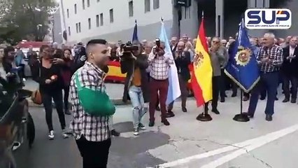 Uno de los policías heridos en Barcelona es recibido entre aplausos en La Coruña