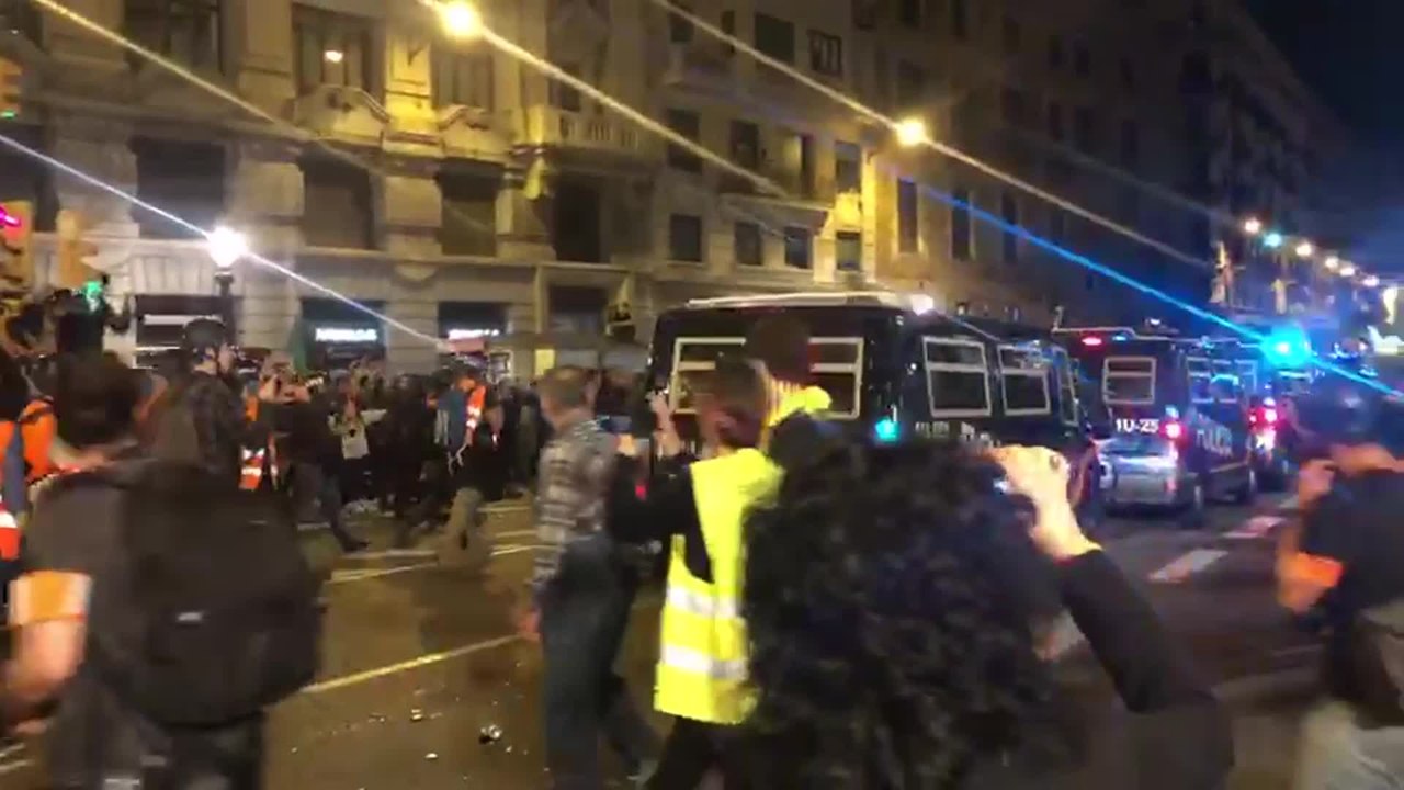 Lanzan huevos y latas en Barcelona a los furgones de la Policía