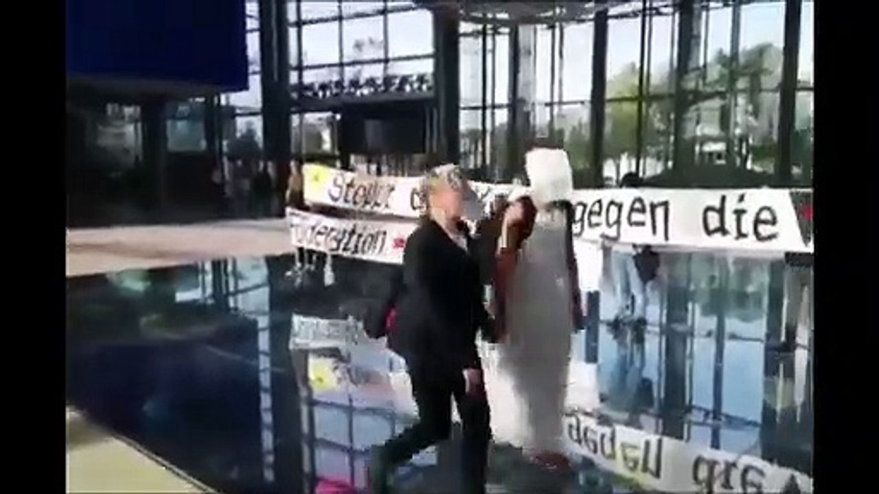 Terör örgütü PKK/YPG yandaşları Türkiye'ye yatırım kararı alan Volkswagen binasına saldırdı