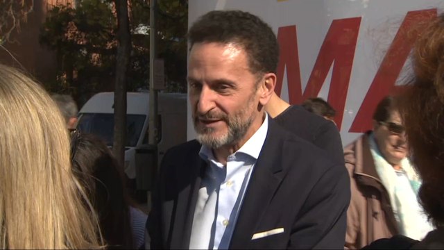 Edmundo Bal atiende a los medios de comunicación