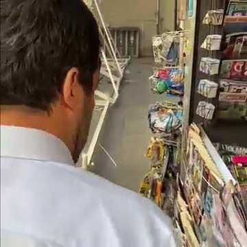 Matteo Salvini va a comprare i giornali per commentare la vittoria della Lega in Umbria (28.10.19)