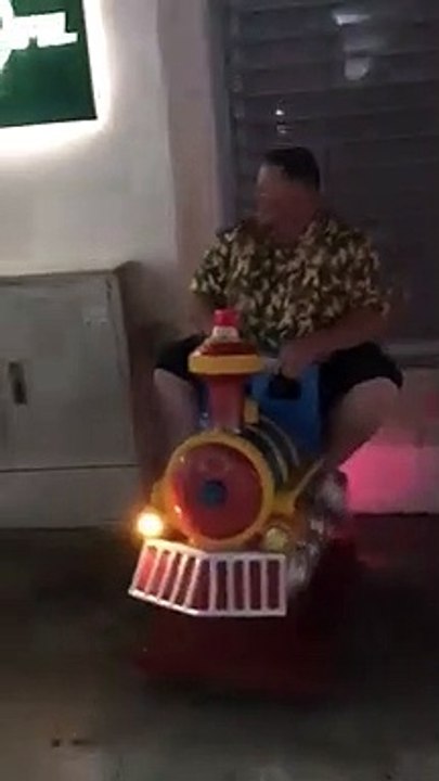 Cet adulte reste coincé sur un jeu pour enfant !