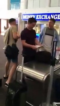 Il imprime son pass d'embarquement beaucoup trop grand pour l'aéroport !