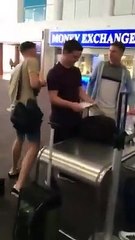 Il imprime son pass d'embarquement beaucoup trop grand pour l'aéroport !