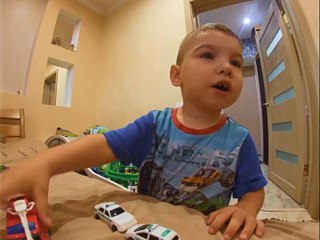 Ребёнок Марк бегает по улице и всё поливает на детской площадке.