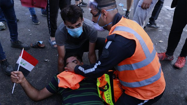 احتجاجات في العراق تطالب برحيل الحكومة والأخيرة تفرض حظرا للتجوال