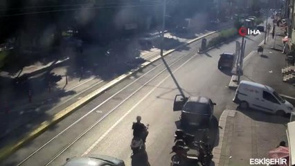 Motosiklet sürücüsünün iki aracın arasında kaldığı kaza kamerada