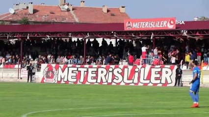 63 yaşındaki fanatik taraftar tek başına takımını destekledi